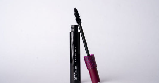 Beste Mascara 2026 – schwarze Mascara-Flasche auf weißem Hintergrund