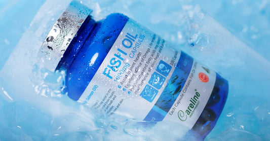 Fischölkapseln als Quelle für Omega-3 für Gehirngesundheit DHA auf einem hellen Hintergrund