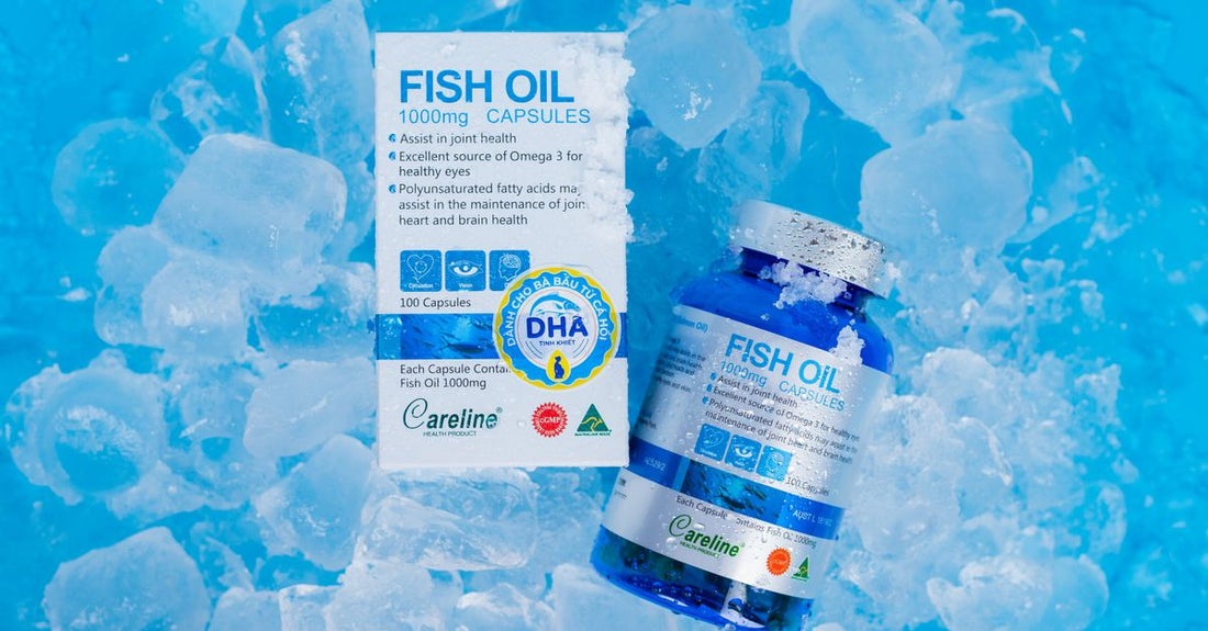 Bestes Fischöl 2026: Flasche mit Omega-3-Kapseln auf einem Holztisch, daneben eine frische Zitrone und ein Glas Wasser.