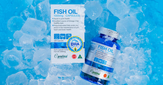 Bestes Fischöl 2026: Flasche mit Omega-3-Kapseln auf einem Holztisch, daneben eine frische Zitrone und ein Glas Wasser.