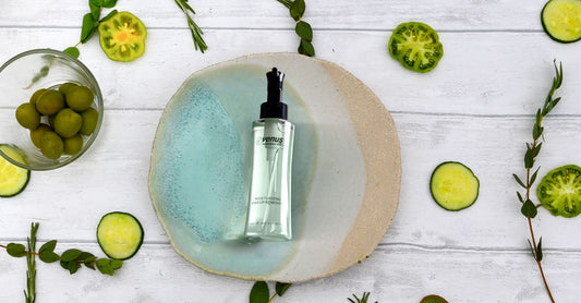 Cleansers, Cloths & Creams Buying Guide – verschiedene Reinigungsprodukte auf einem Tisch arrangiert