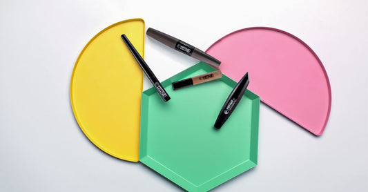 How to choose eyeliner: verschiedene Eyeliner-Produkte auf einem Tisch