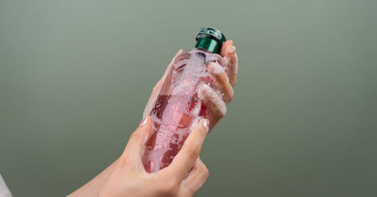 Beste feminine washes 2026: Flasche mit Intimwaschgel auf hellem Hintergrund für schonende Intimpflege