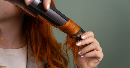 Curling Wands Buying Guide: Hochwertiger Lockenstab mit Keramikbeschichtung auf einem Styling-Tisch.
