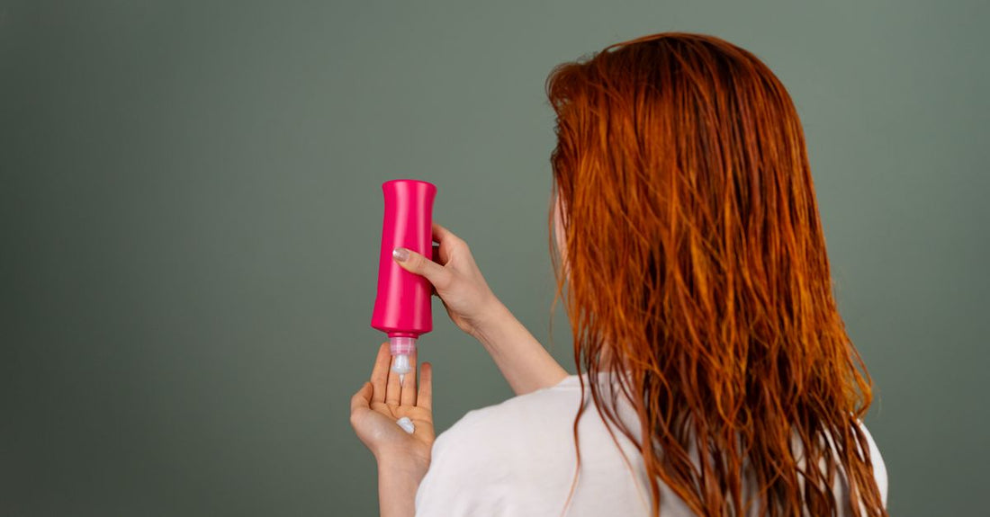 Eine Flasche des besten Conditioners 2026 auf einem Badezimmerregal, umgeben von natürlichen Pflegeprodukten für gesundes Haar.