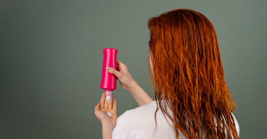 Eine Flasche des besten Conditioners 2026 auf einem Badezimmerregal, umgeben von natürlichen Pflegeprodukten für gesundes Haar.