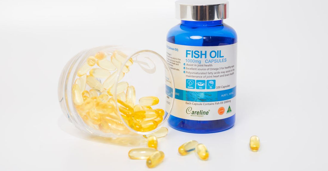 Omega-3-Fischöl- und Krillöl-Kapseln nebeneinander auf weißem Hintergrund