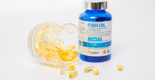 Omega-3-Fischöl- und Krillöl-Kapseln nebeneinander auf weißem Hintergrund