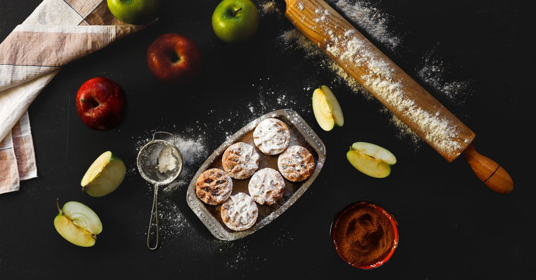 Apfelpektin-Pulver in einem Glasbehälter auf einem Holztisch, daneben frische Äpfel – natürliche Cholesterinsenkung mit Apfelpektin