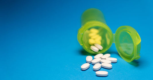 Verschiedene Kalziumpräparate in einer flachen Anordnung – Calcium Buying Guide 2026