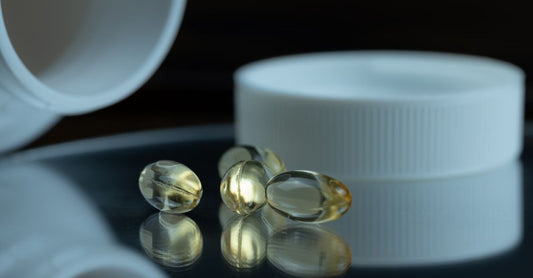 Flasche mit Kelp Supplement Kapseln auf Holztisch, Nahrungsergänzung für die Schilddrüse