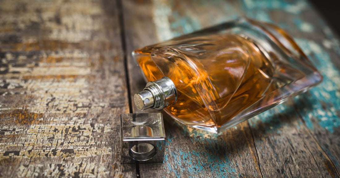 Eine elegante Cologne-Flasche auf einer Marmoroberfläche, die die Auswahl des perfekten Dufts symbolisiert.