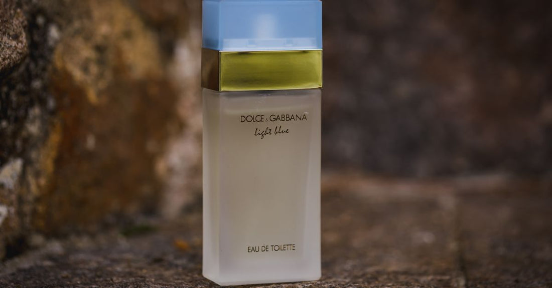 Best Eau de Toilette 2026: Eine elegante Duftflasche auf Marmoruntergrund symbolisiert die Suche nach dem perfekten Signature-Duft.