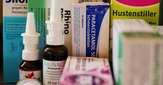 Saline Nasenspray Flasche auf weißem Hintergrund für natürliche Befreiung bei verstopfter Nase