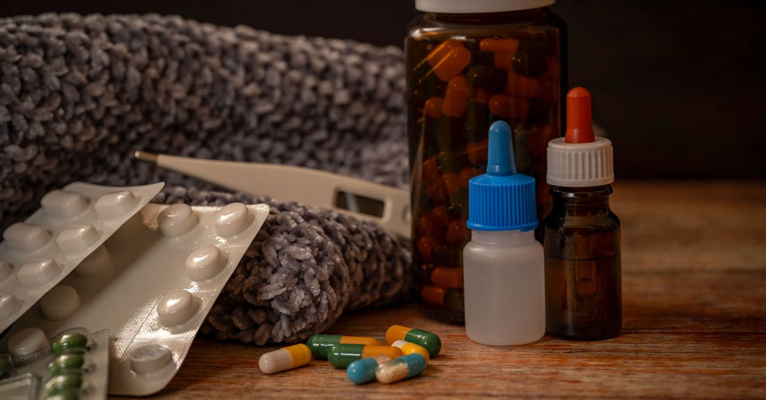 Einzelhomöopathika online kaufen: kleine braune Glasfläschchen mit homöopathischen Globuli und Tropfen auf einem weißen Tisch