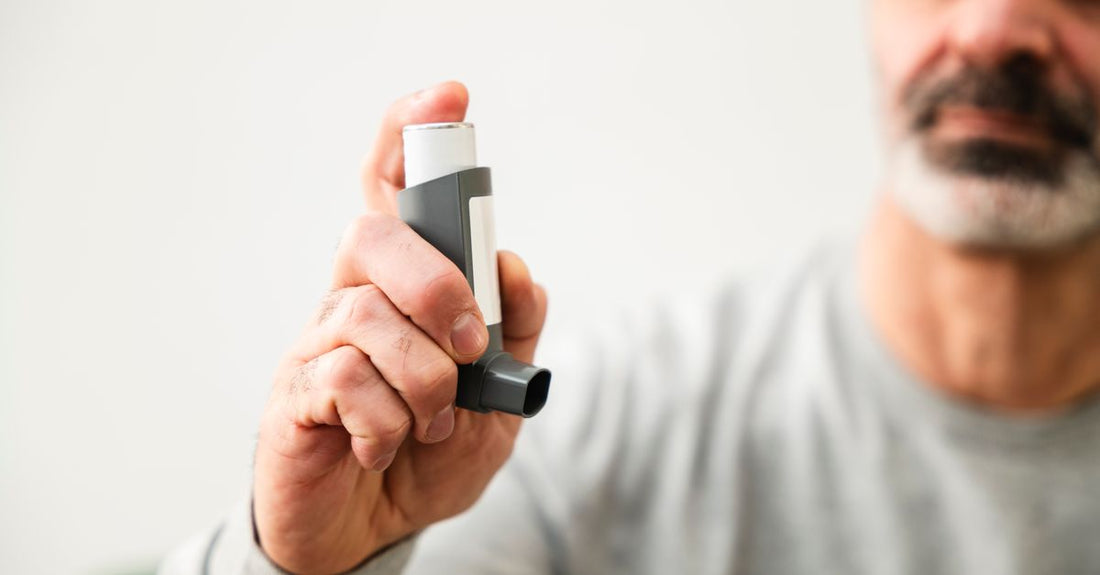 Natürliche Asthmahilfen: Kräuter, Vitamine und ein Inhaler auf einem hellen Holztisch
