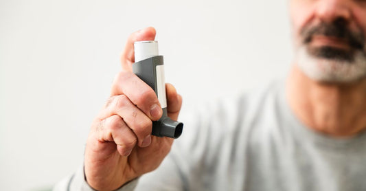 Natürliche Asthmahilfen: Kräuter, Vitamine und ein Inhaler auf einem hellen Holztisch