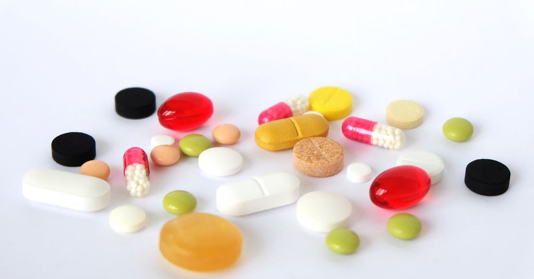 Bunte Multivitamin-Kapseln auf weißem Hintergrund – best multivitamine 2026 im Vergleich
