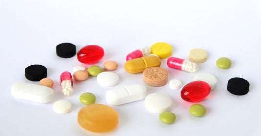 Bunte Multivitamin-Kapseln auf weißem Hintergrund – best multivitamine 2026 im Vergleich