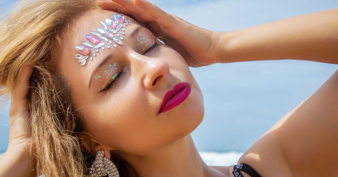 Bunte Strasssteine in verschiedenen Größen auf weißem Hintergrund, wo Sie Rhinestones online kaufen können