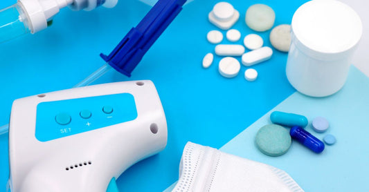 Verschiedene Hefepilzinfektions-Behandlungen wie Cremes und Tabletten auf einem hellen Hintergrund angeordnet – Auswahlhilfe für Budget-Käufer.