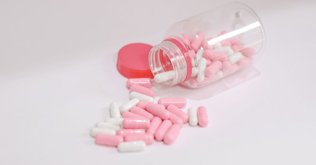 L-Arginin-Nahrungsergänzungsmittel in einer Flasche auf einem weißen Hintergrund, daneben eine Kapsel