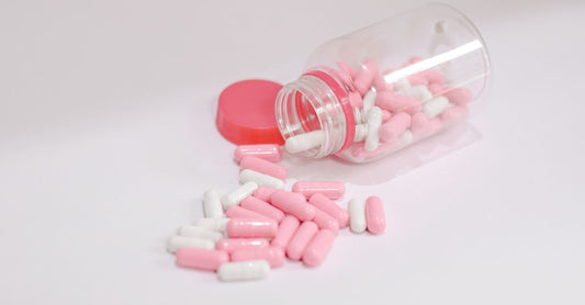 L-Arginin-Nahrungsergänzungsmittel in einer Flasche auf einem weißen Hintergrund, daneben eine Kapsel