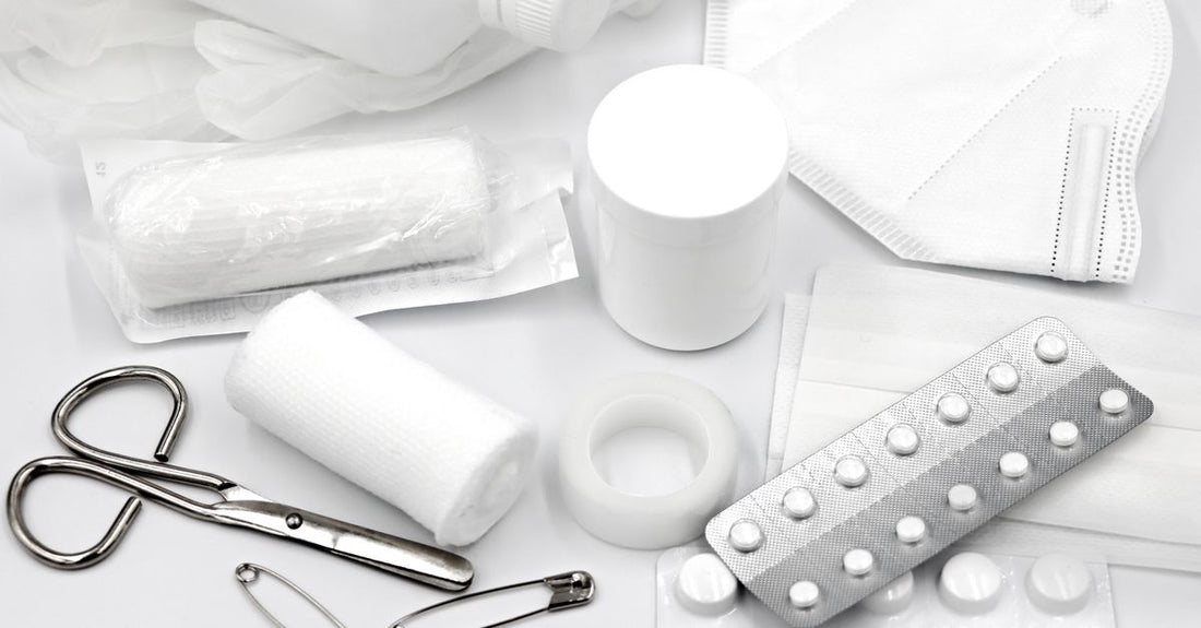 Bestes Erste-Hilfe-Set für zuhause 2026 auf einem Tisch mit Verbandsmaterial