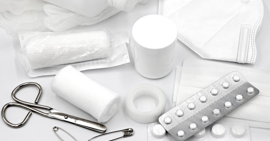 Bestes Erste-Hilfe-Set für zuhause 2026 auf einem Tisch mit Verbandsmaterial
