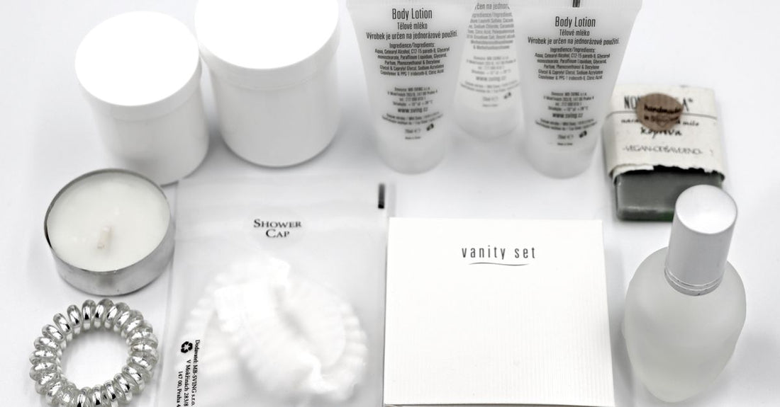 Verschiedene Duschgel-Flaschen auf einer Marmorablage – Body Washes Buying Guide