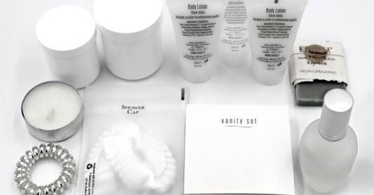 Verschiedene Duschgel-Flaschen auf einer Marmorablage – Body Washes Buying Guide