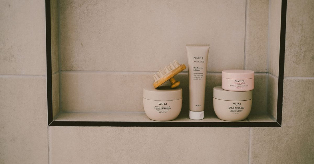 Verschiedene Body-Washes-Flaschen auf einem Badezimmerregal – body washes buying guide