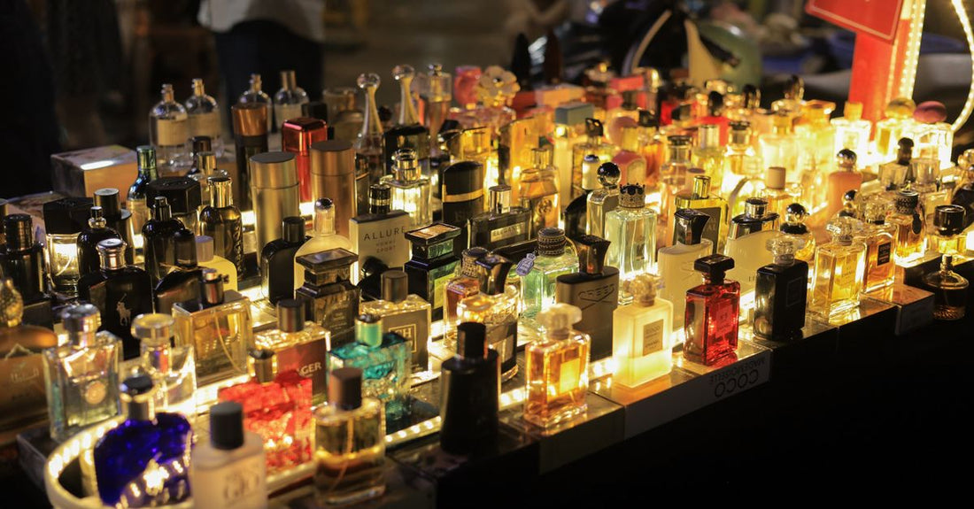 Eine Reihe eleganter Eau de Parfum Flakons für Damen und Herren, beste Eau de Parfum 2026 Auswahl