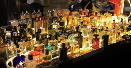 Eine Reihe eleganter Eau de Parfum Flakons für Damen und Herren, beste Eau de Parfum 2026 Auswahl