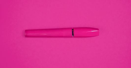 Mascara for volume and length best – eine hochwertige schwarze Wimperntusche mit geschwungener Bürste auf hellem Hintergrund