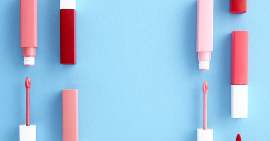 Lippenstifte in verschiedenen Farben auf weißem Hintergrund – where to buy lipstick online bei Vittamine