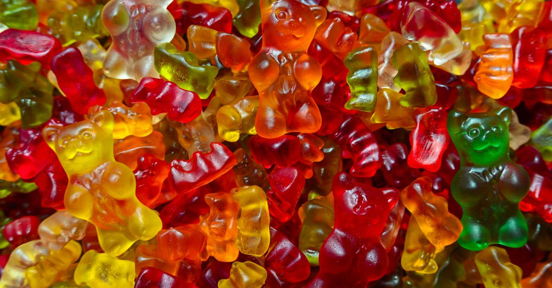 Beste Kinder-Vitamine 2026: Eine Flasche mit bunten Vitamin-Gummibärchen für Kinder, auf einem hellen Tisch.