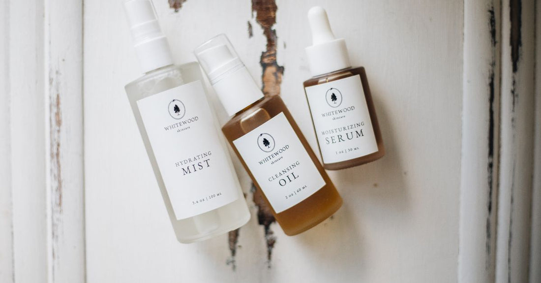 Reinigungstücher, Cremes und Tücher auf einem hellen Hintergrund – where to buy cleansers, cloths & creams online