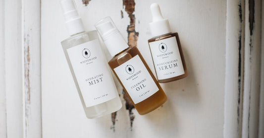 Reinigungstücher, Cremes und Tücher auf einem hellen Hintergrund – where to buy cleansers, cloths & creams online