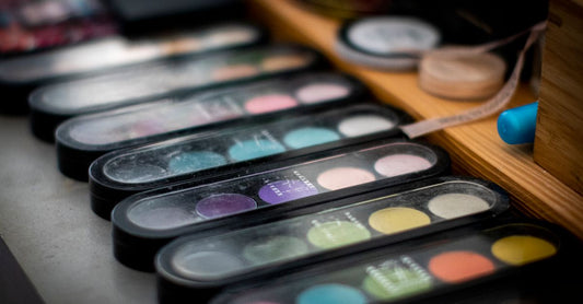Eyeshadow Buying Guide: Hochpigmentierte Lidschatten-Palette mit Pinseln auf Marmor-Hintergrund