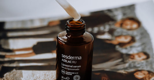How to choose amino acids: Serumflasche mit Aminosäuren auf Marmoroberfläche