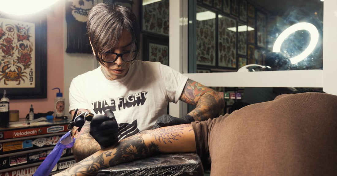 Verschiedene Tattoo Ink Flaschen auf einem Tisch, passend zum tattoo inks buying guide