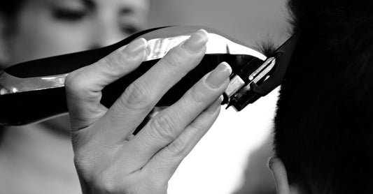 Beste Haarschneider 2026: Hochwertiger Haarschneider mit Zubehör auf einem Handtuch