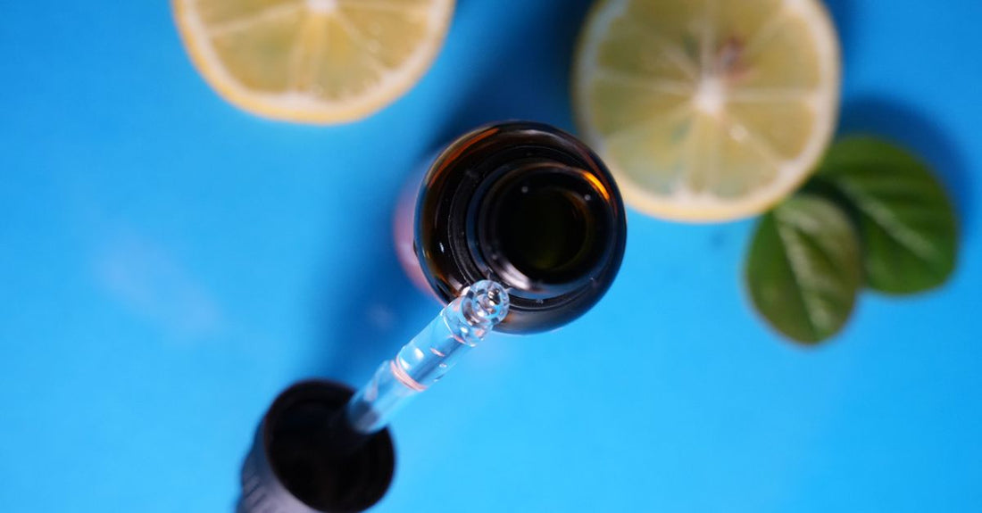 Vitamin-C-Serum-Flasche auf Marmoroberfläche mit Pipette – how to choose vitamin c Routine-Guide