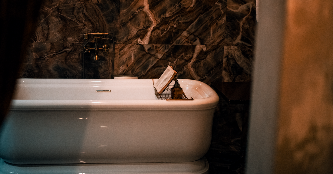 Zwei luxuriöse Spa-Slipper auf Marmoruntergrund, ideal für die Fußpflege-Routine zu Hause