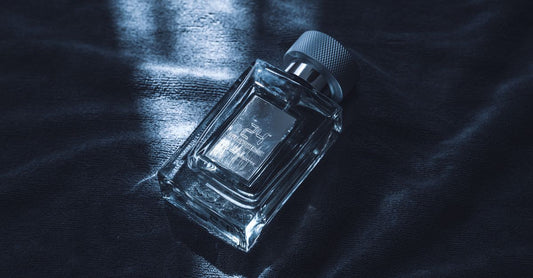 Elegante Eau de Parfum Flakons auf einer Marmorablage – die richtige Duftauswahl beginnt mit der Konzentration.