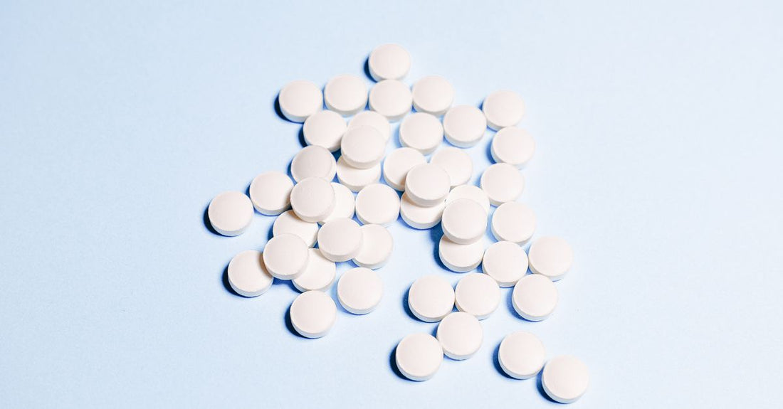 Calcium-Präparate in einer flachen Anordnung auf hellem Hintergrund – der ultimative Calcium Buying Guide für 2026