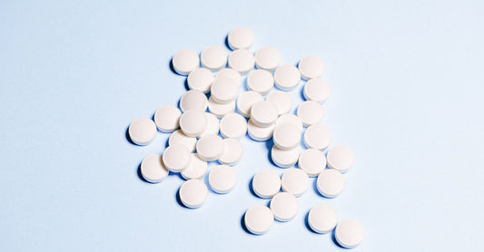 Calcium-Präparate in einer flachen Anordnung auf hellem Hintergrund – der ultimative Calcium Buying Guide für 2026