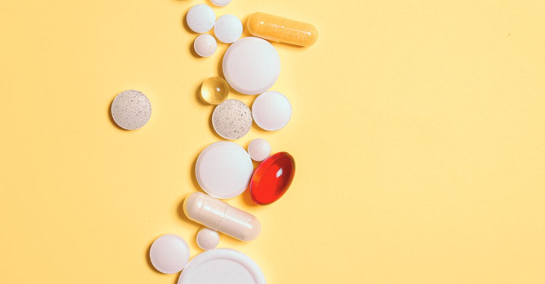 Nahaufnahme verschiedener Multivitamin-Kapseln und Tabletten auf hellem Hintergrund, how to choose multivitamine