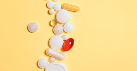 Nahaufnahme verschiedener Multivitamin-Kapseln und Tabletten auf hellem Hintergrund, how to choose multivitamine